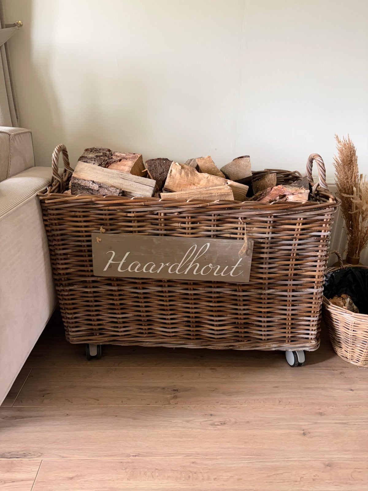 Rieten haardhout mand, Huis en Inrichting, Woonaccessoires | Schalen en Manden, Ophalen of Verzenden, Zo goed als nieuw, Rond