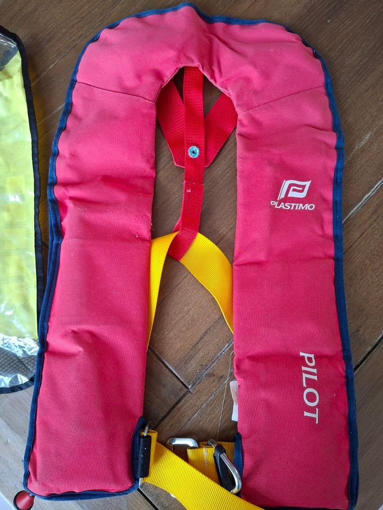 2× zelf opblazende zwemvesten. Besto en plastimo. Volwassen, Gebruikt, Plastimo, Ophalen of Verzenden, Dame of Heer