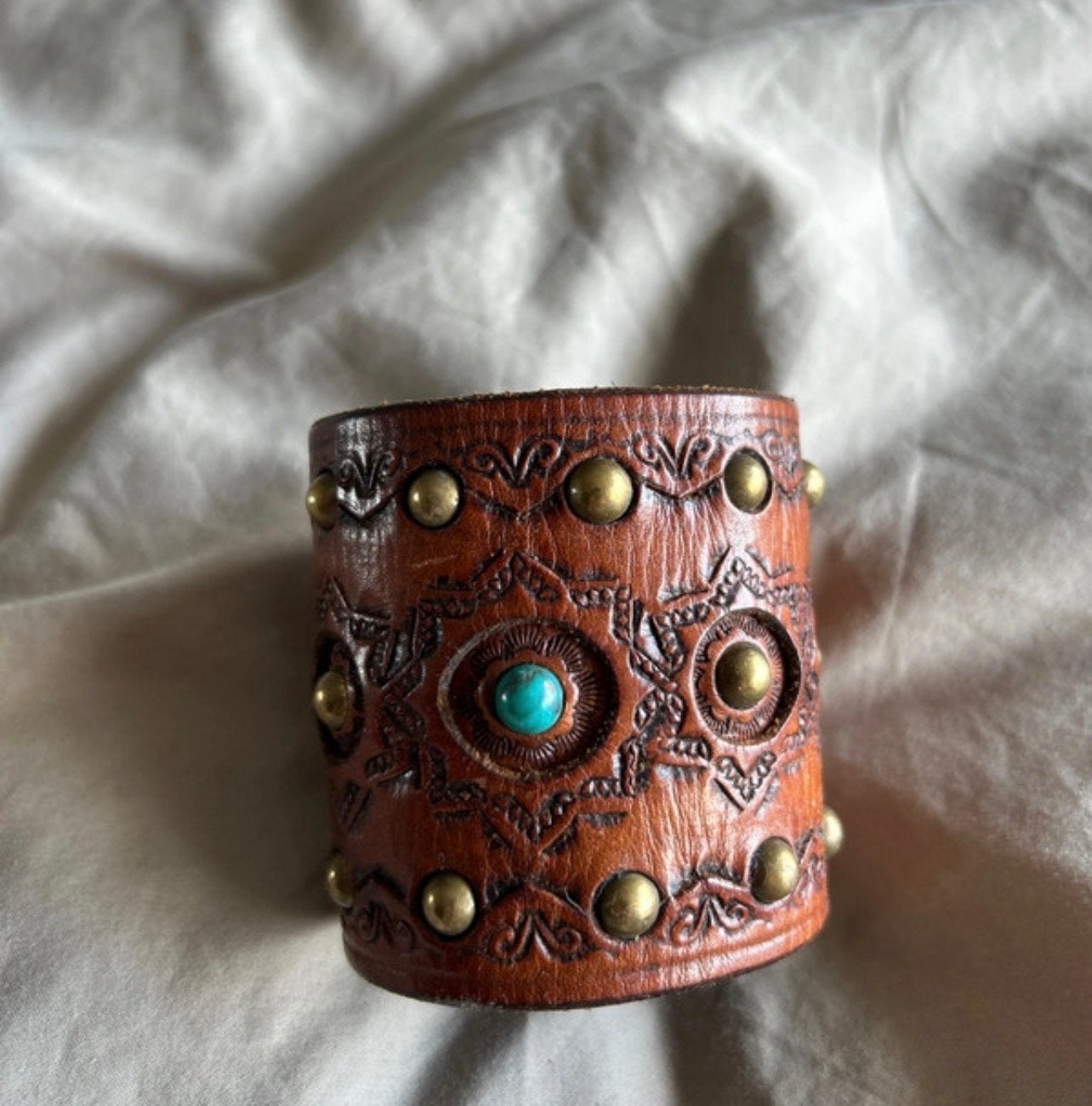 Ibiza orginele leren armband met turquoise steen en studs, Sieraden, Tassen en Uiterlijk, Armbanden, Gebruikt, Leer, Bruin, Met edelsteen