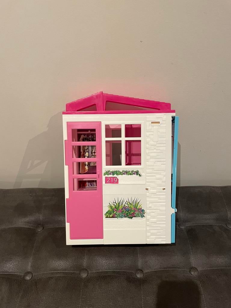 Barbiehuis uitklapbaar met 2 Barbiepoppen en accessoires, Kinderen en Baby's, Speelgoed | Poppenhuizen, Ophalen of Verzenden, Gebruikt