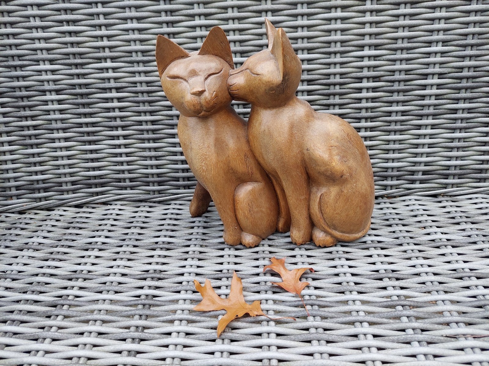 Houten Kattenbeeldje - Liefdevol Kattenpaar, Ophalen of Verzenden, 20 - 50 cm, Beeld, Hout