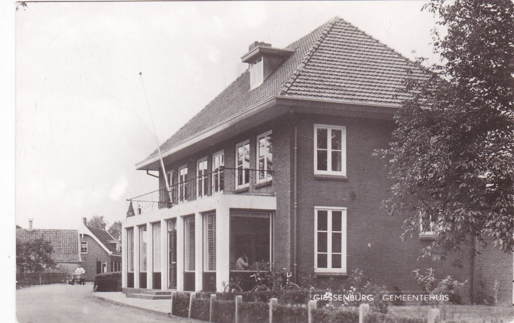 Giessenburg. Oude Ansichtkaart Gemeentehuis, Verzenden, 1940 tot 1960, Ongelopen, Zuid-Holland