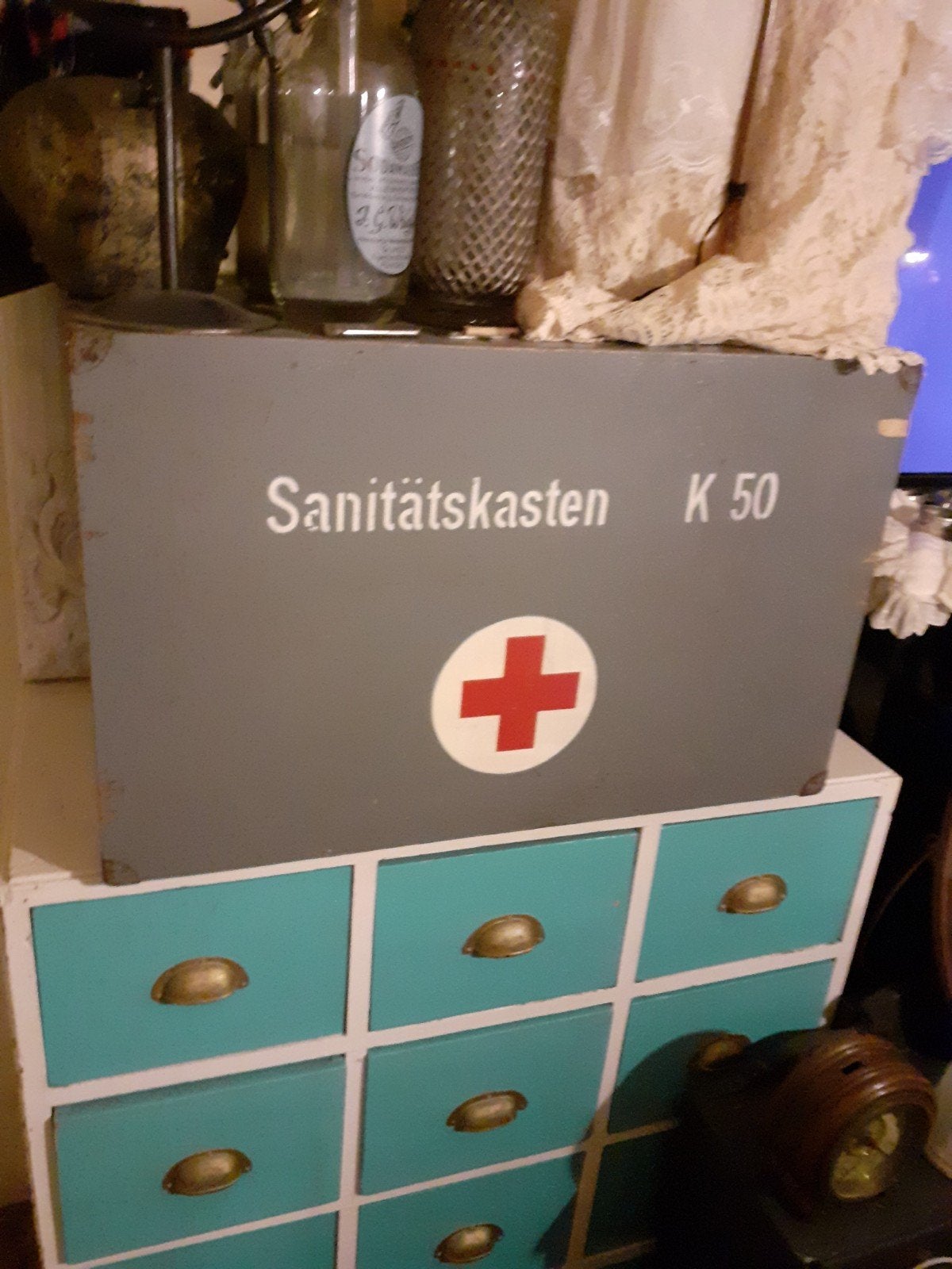 oude brocante grote Duitse rode kruis kist binnenin vakken, Ophalen