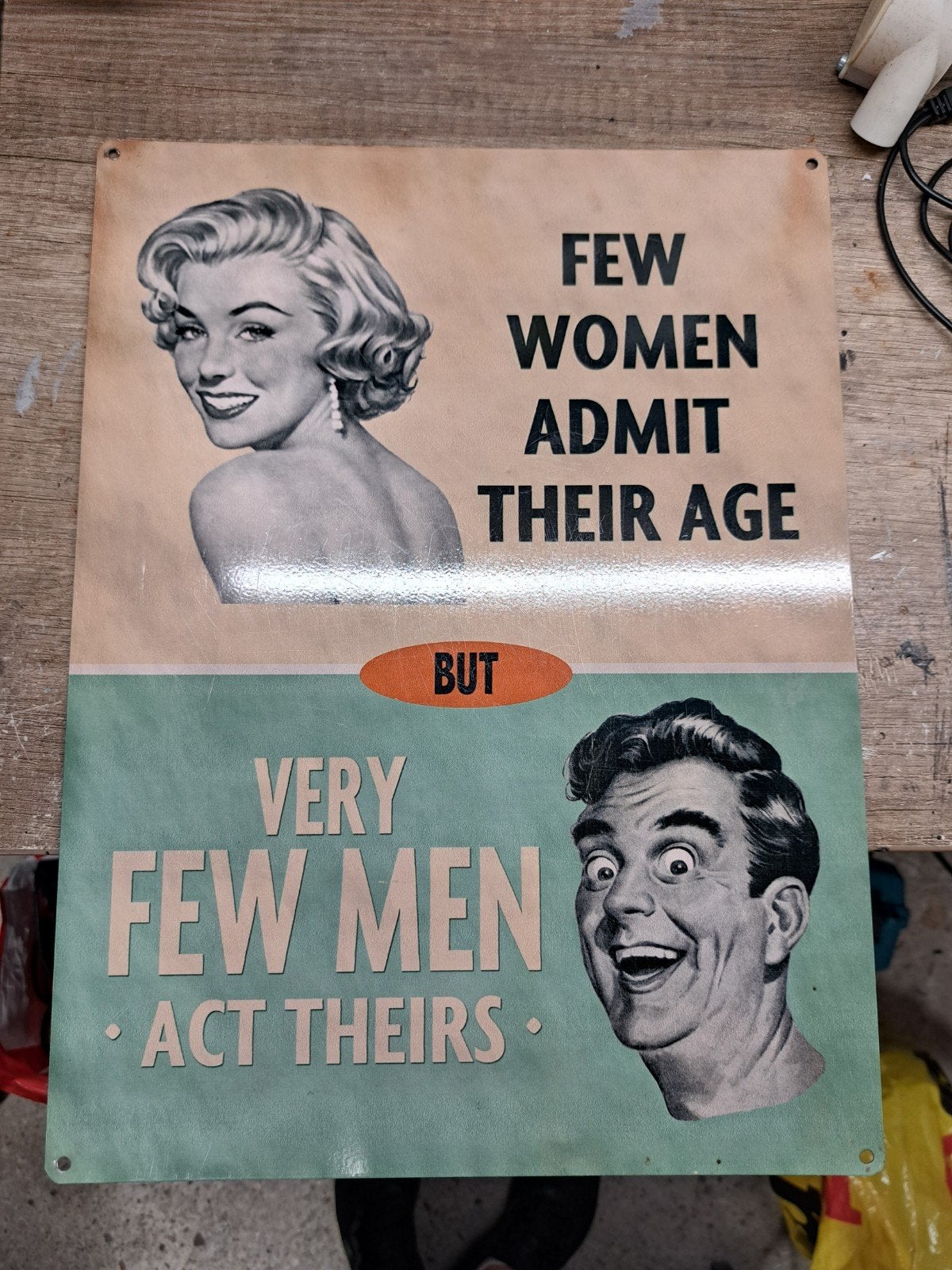 Vintage metalen reclamebord: "Few Women Admit Their Age", Ophalen of Verzenden