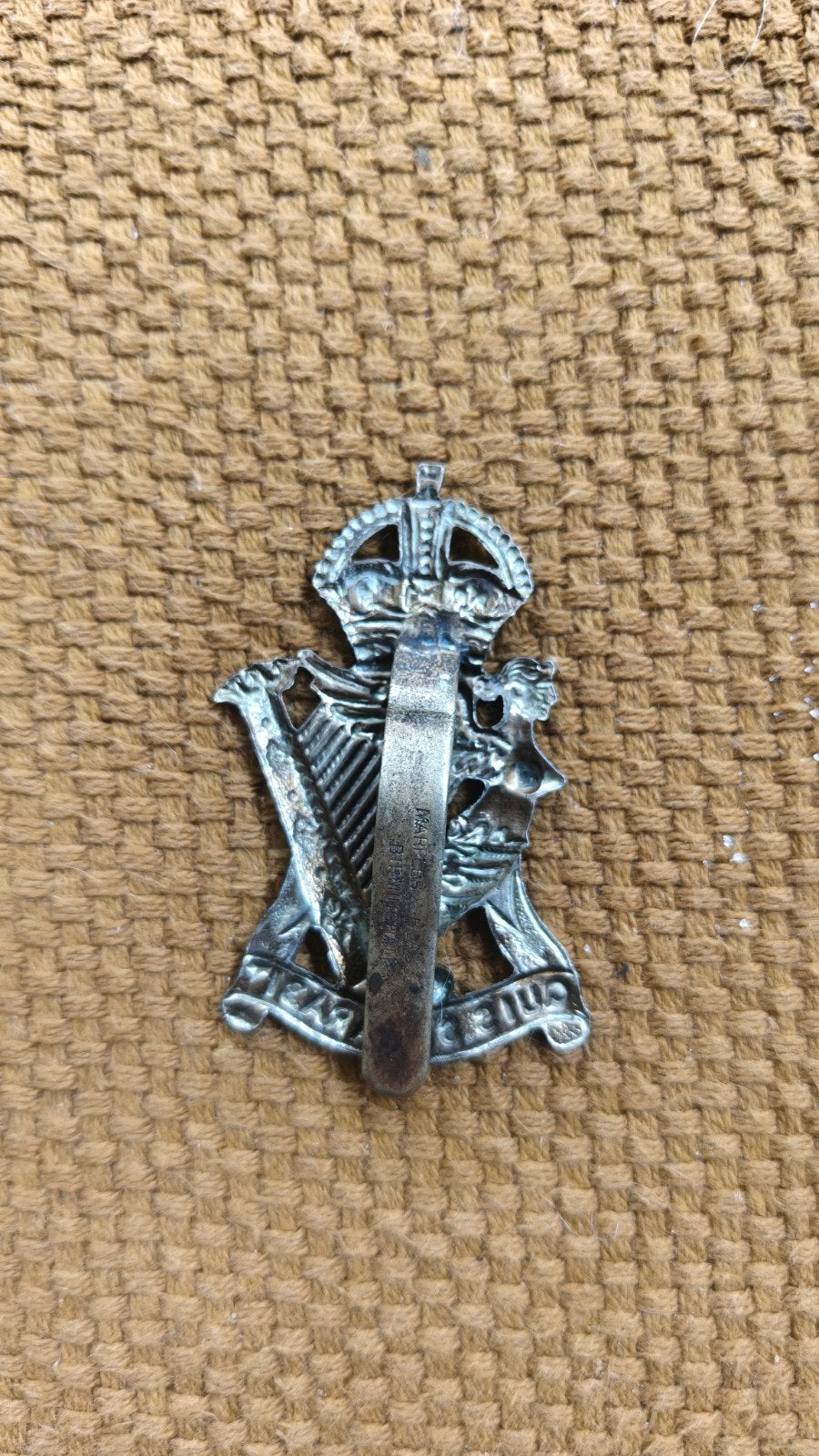 Originele WW2 capbadge The Royal Irish Rifles, gestempeld., Ophalen of Verzenden, Landmacht, Engeland, Embleem of Badge
