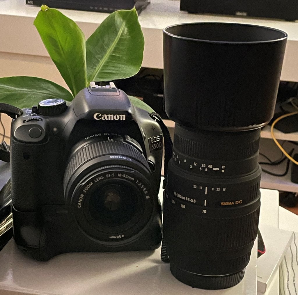 Canon 550D Full HD 2 zoomlenzen + batterygrip+ 2 accu's +tas, Spiegelreflex, Canon, Zo goed als nieuw, 4 t/m 7 keer