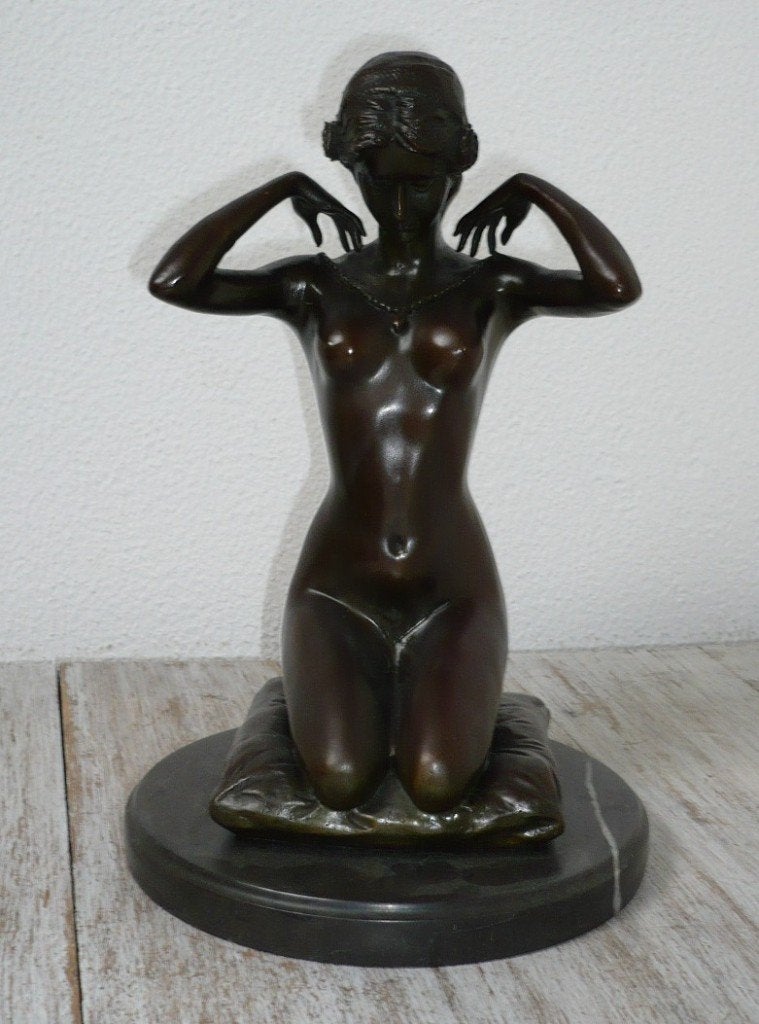 Bronzen vrouwelijk naakt met halsketting geknield op kussen, Ophalen of Verzenden