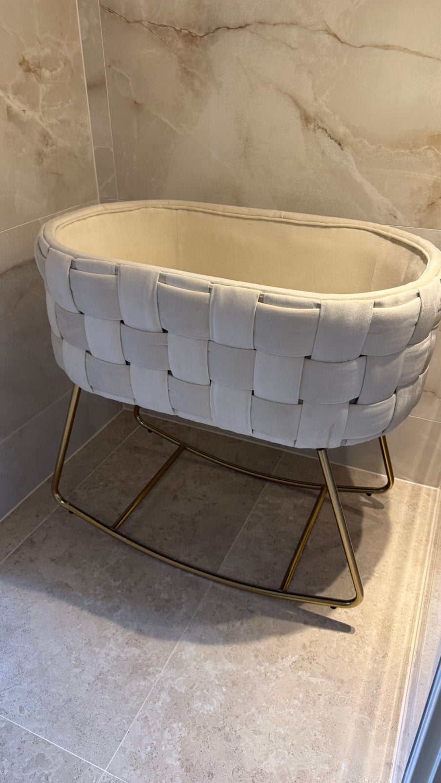 Wieg Schommelfunctie beige velvet stof goud incl. Matras, Ophalen, Zo goed als nieuw, Wieg