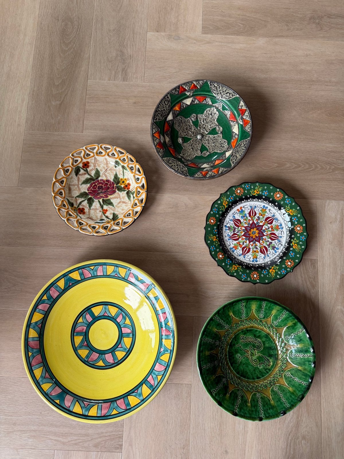 Set van 5 handbeschilderde keramieken sierborden - Wanddecor, Gebruikt, Porselein of Keramiek, Overige typen, Rond