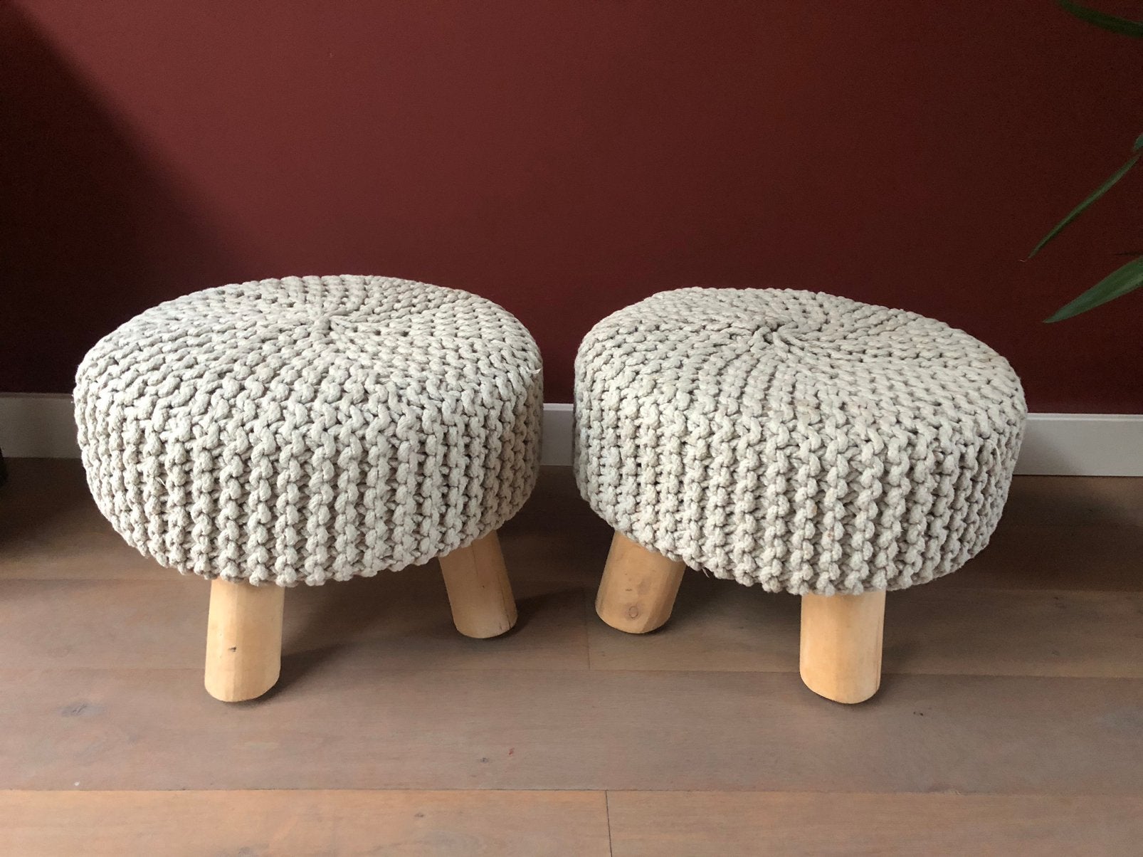 Twee leuke gehaakte poefjes, Huis en Inrichting, Krukjes, Ophalen of Verzenden, Gebruikt, Hout