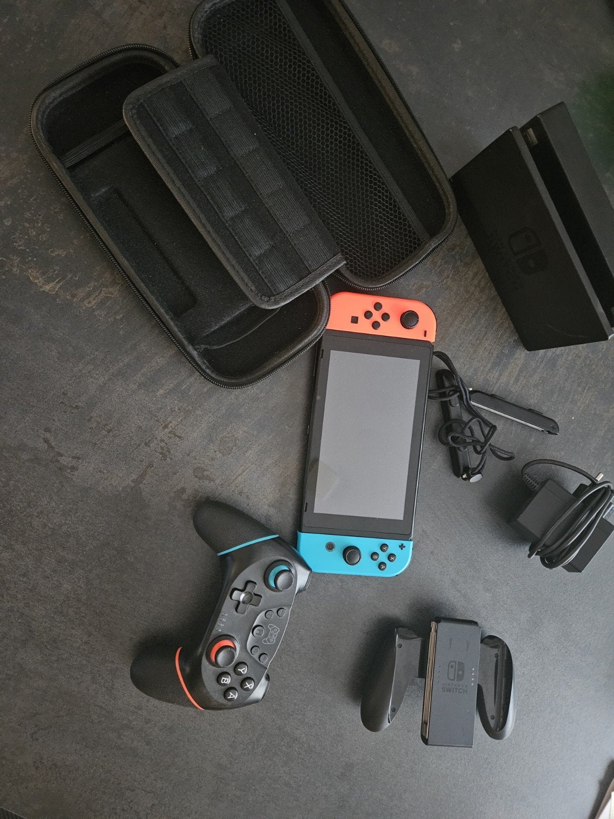 Nintendo switch 1, Spelcomputers en Games, Spelcomputers | Nintendo Switch, Ophalen of Verzenden, Zo goed als nieuw, Met 3 controllers of meer