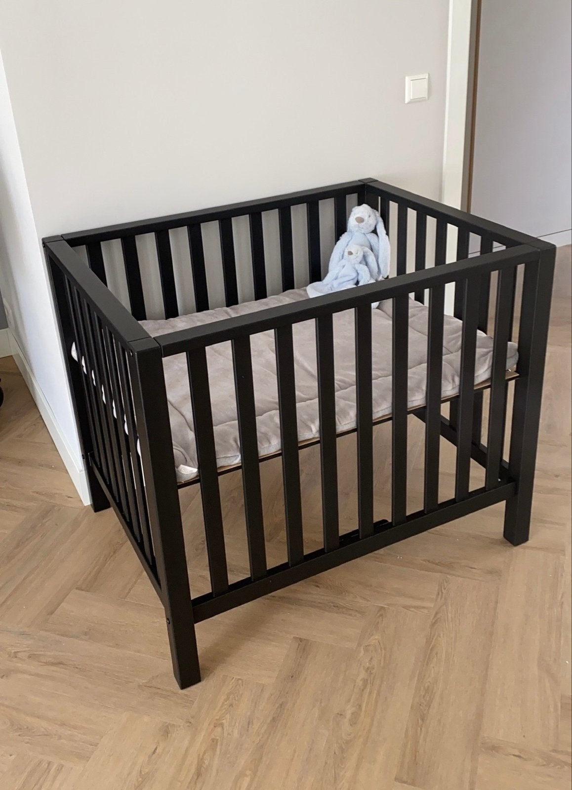 Baby box Timo zwart, met boxkleed (optioneel), Ophalen, Gebruikt, Vierkant, Boxkleed