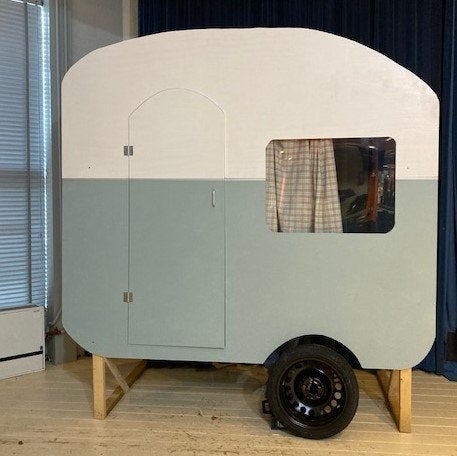 Caravan voor toneelstuk, Ophalen