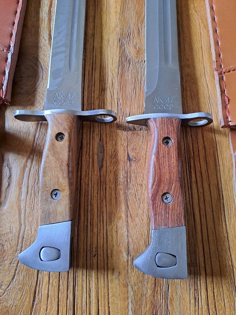 Foto 3 van Set met 2 Enorme AK47 Bajonetten AANBIEDING!