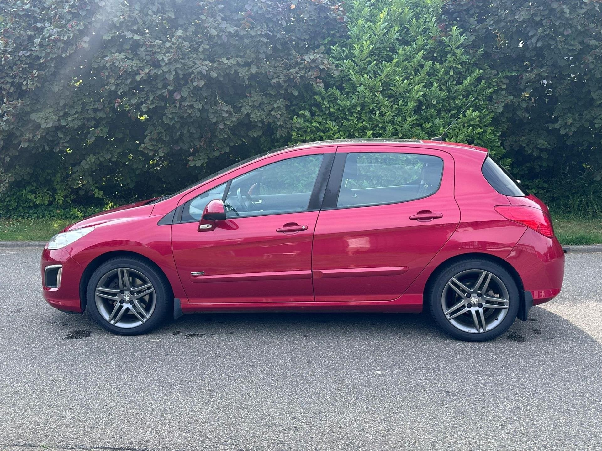 Peugeot 308 1.6 THP Sportium Navigatie*Pano*NAP*Cruise*Clima, Voorwielaandrijving, 15 km/l, Gebruikt, 680 kg