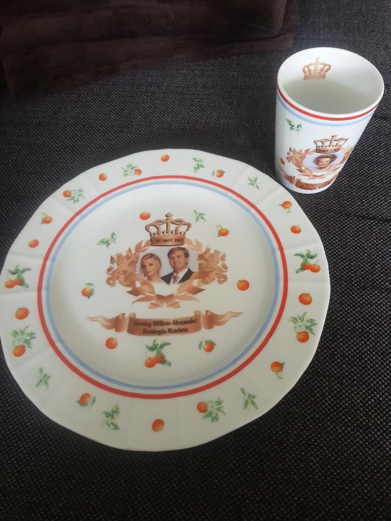 Herdenkingsbord en beker inhuldiging. WA, Ophalen, Nieuw, Servies