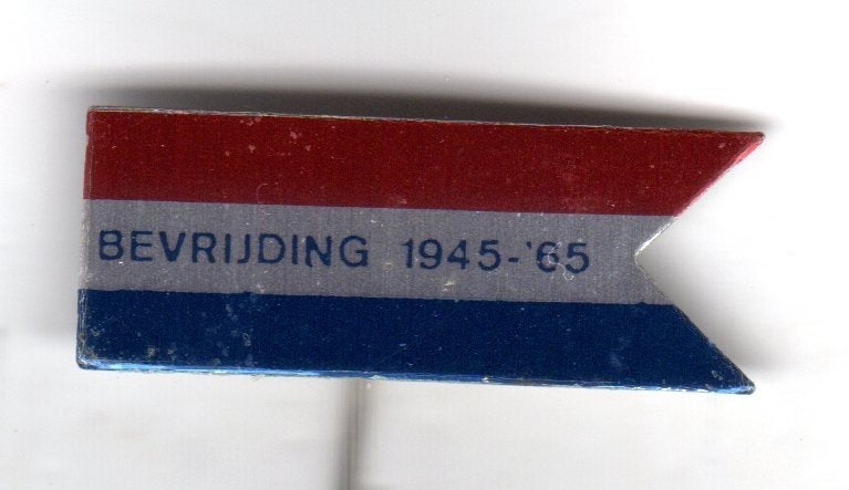 Speldje BEVRIJDING 1945 1965 NEDERLANDSE VLAG (A1), Verzamelen, Speldjes, Pins en Buttons, Ophalen of Verzenden, Gebruikt, Overige onderwerpen
