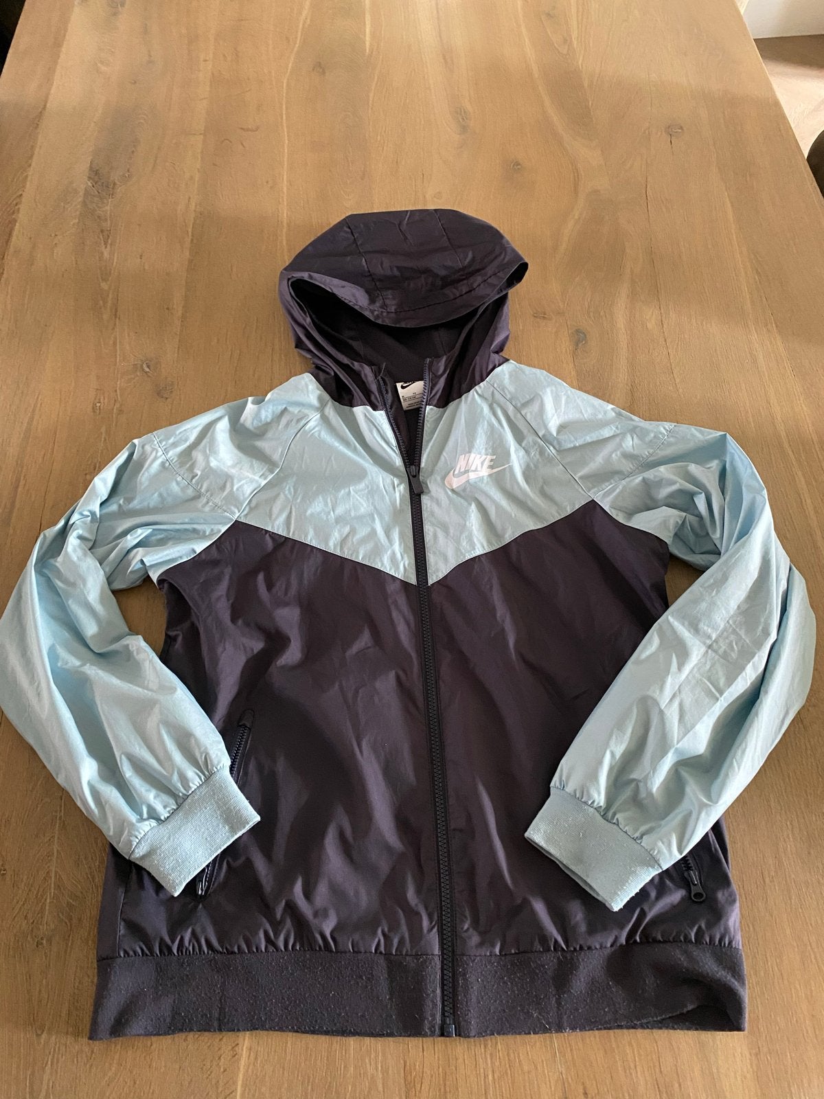 Nike Windrunner Jas / Zomerjas - Maat 158-170 (kods XL), Ophalen of Verzenden, Zo goed als nieuw, Jongen, Jas