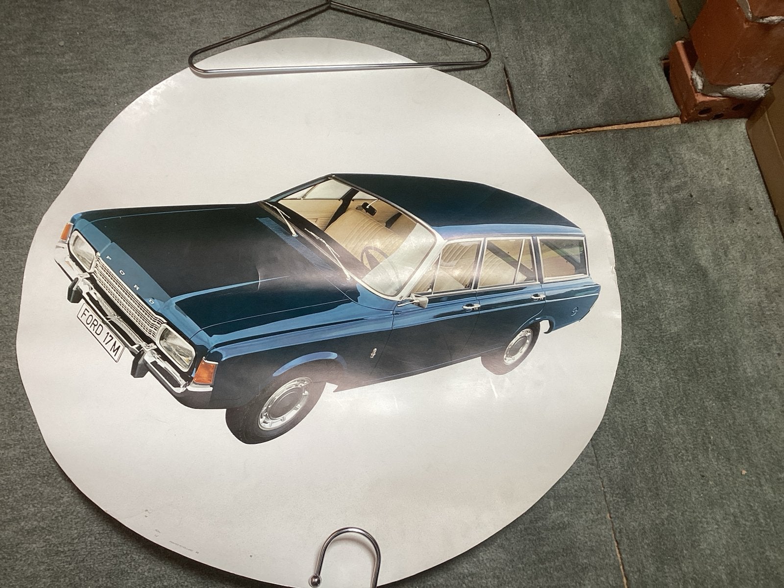 Ford 17M station AutoPoster karton van dealer 77 cm doorsnee, Ophalen of Verzenden, Gelezen, Ford