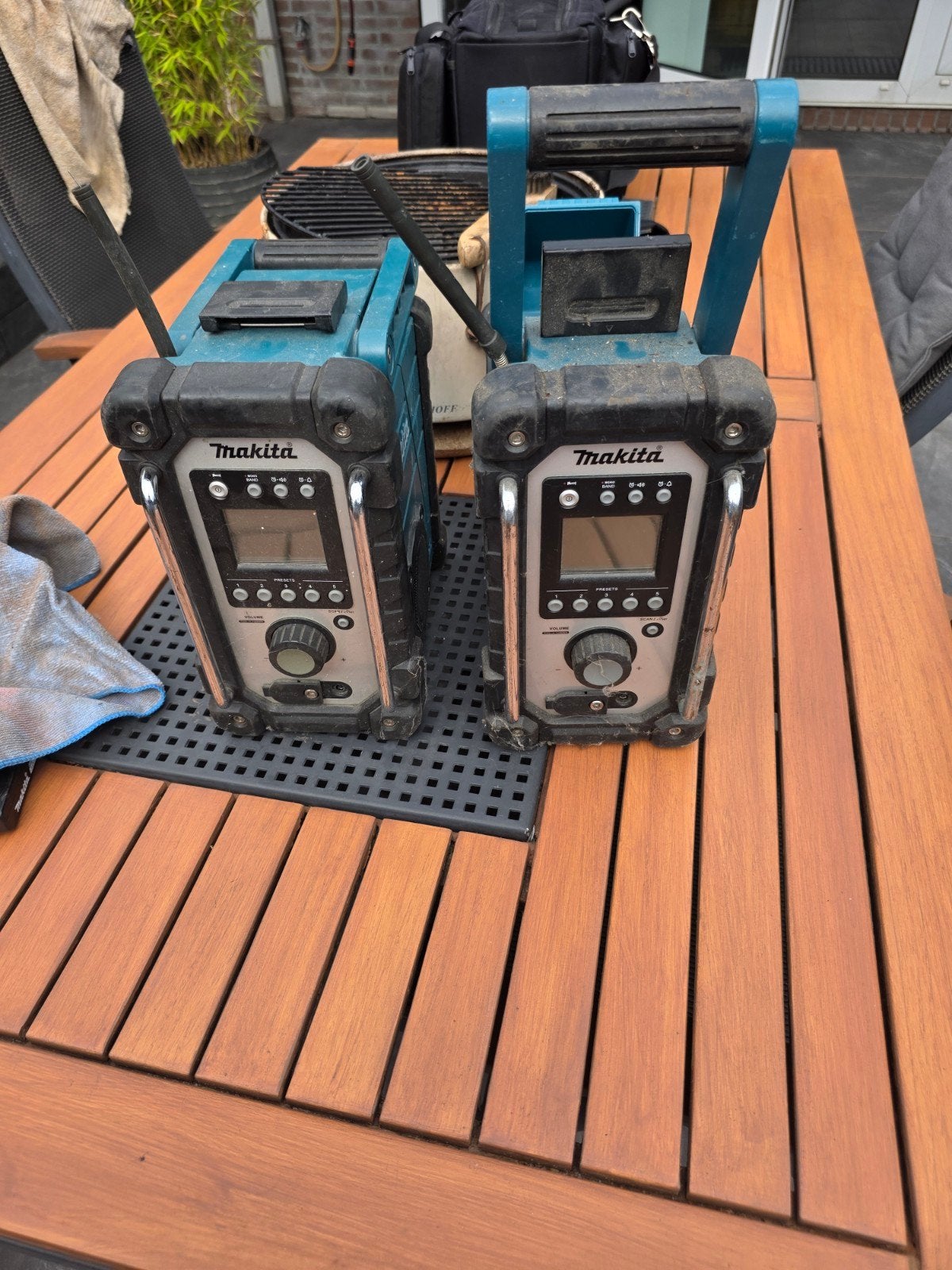 2 Makita bouwradio's - één werkend, één defect (DER 102), Ophalen of Verzenden, Gebruikt