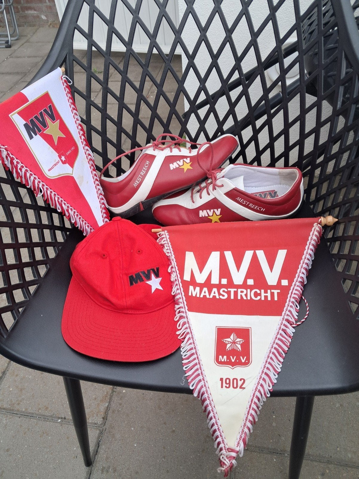 MVV Maastricht verzameling supportersschoenen, vaantjes, pet, Verzamelen, Ophalen of Verzenden, Gebruikt, Buitenlandse clubs