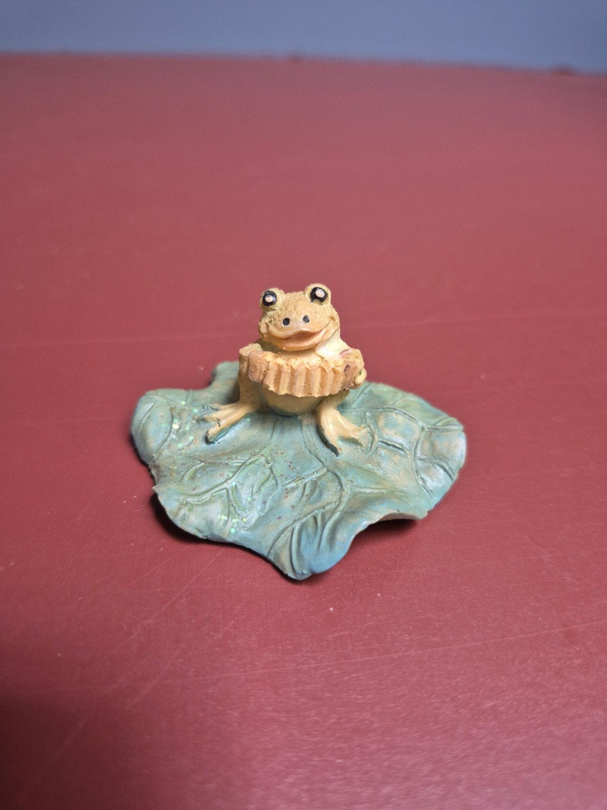 Schattig kikkertje op waterlelieblad - Decoratie, Ophalen of Verzenden, Nieuw, Reptiel of Amfibie, Beeldje of Figuurtje