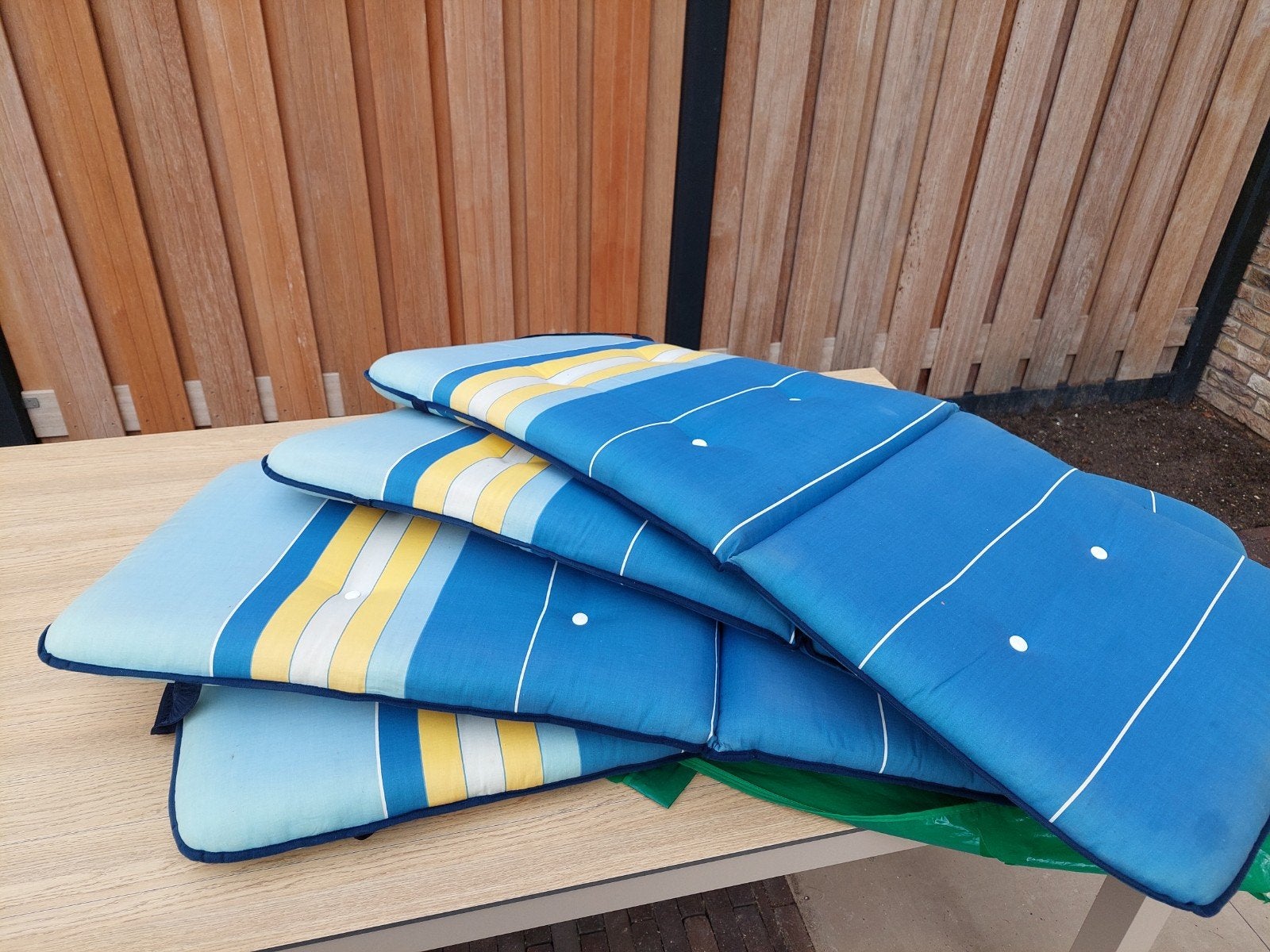 4 Vintage tuinstoelkussens + gratis tuinset, Ophalen, 4 zitplaatsen, Gebruikt, Stoel