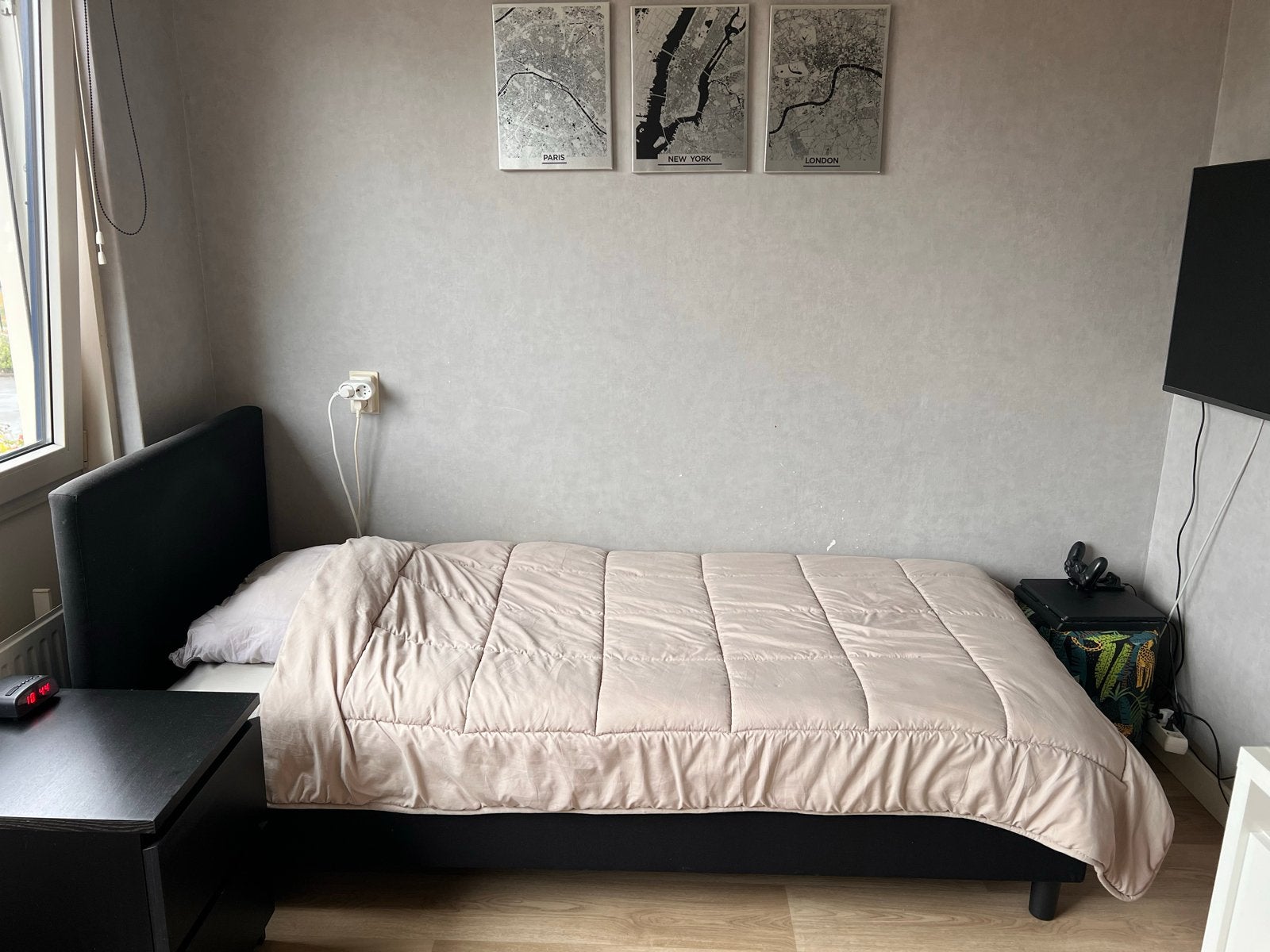Eenpersoonsbed met matras en nachtkastje, Huis en Inrichting, Ophalen, Gebruikt, 90 cm, Eenpersoons