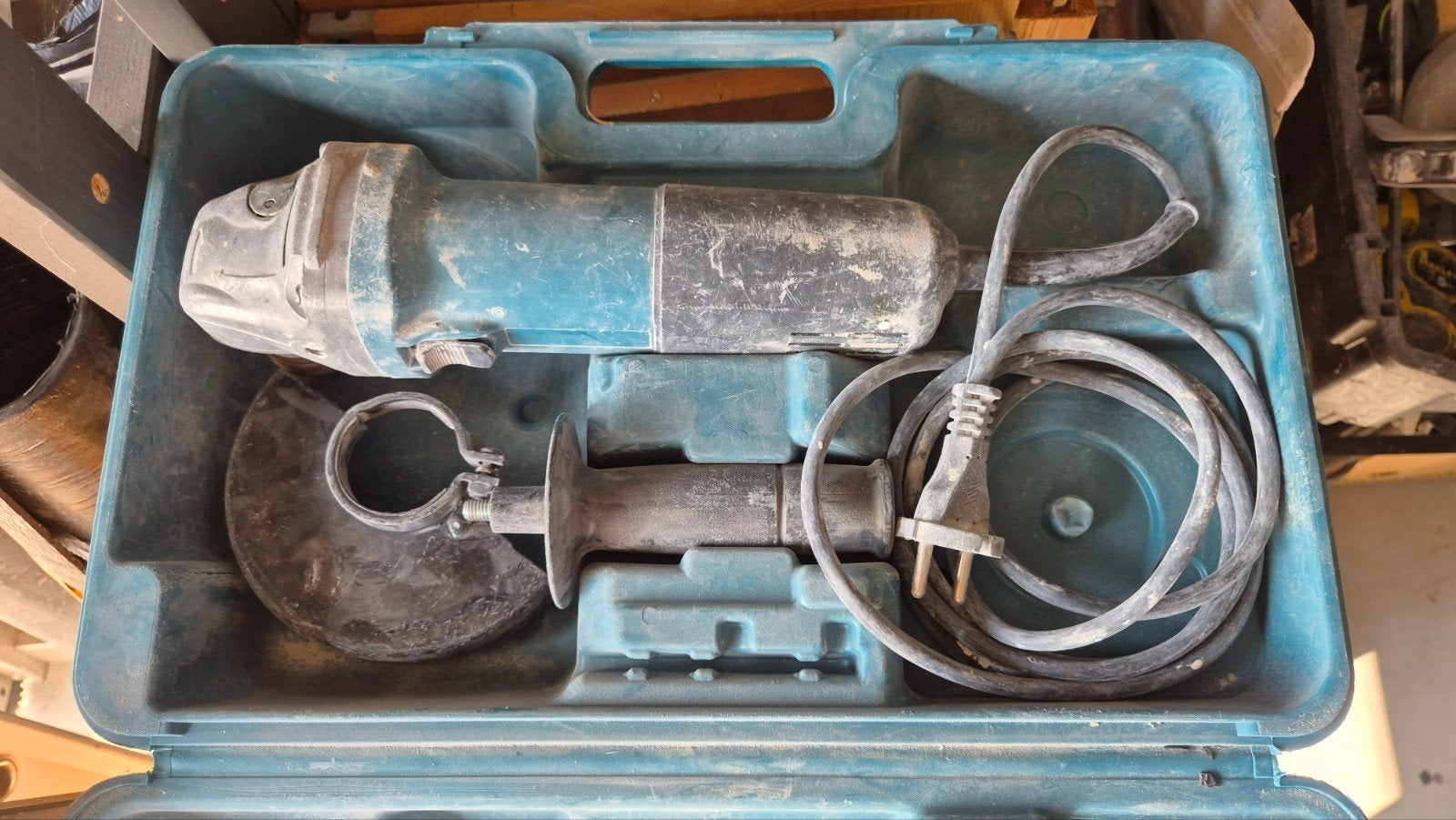 Makita 9558HNR Haakse slijpmachine met koffer, Ophalen of Verzenden, Gebruikt, 700 tot 1000 watt, Haakse handslijpmachine