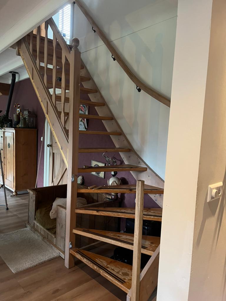 Deze houten trap wordt vervangen. Gerbruikt in goede staat., Doe-het-zelf en Verbouw, Ladders en Trappen, Ophalen of Verzenden