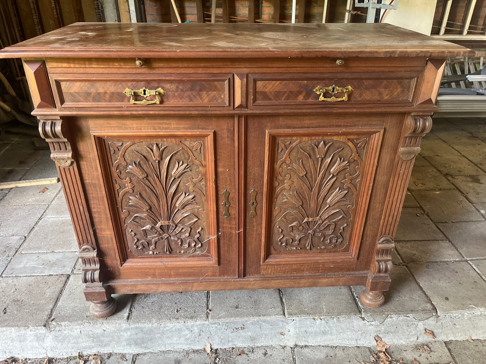 Antiek houten dressoir met sierlijk houtsnijwerk, Ophalen of Verzenden