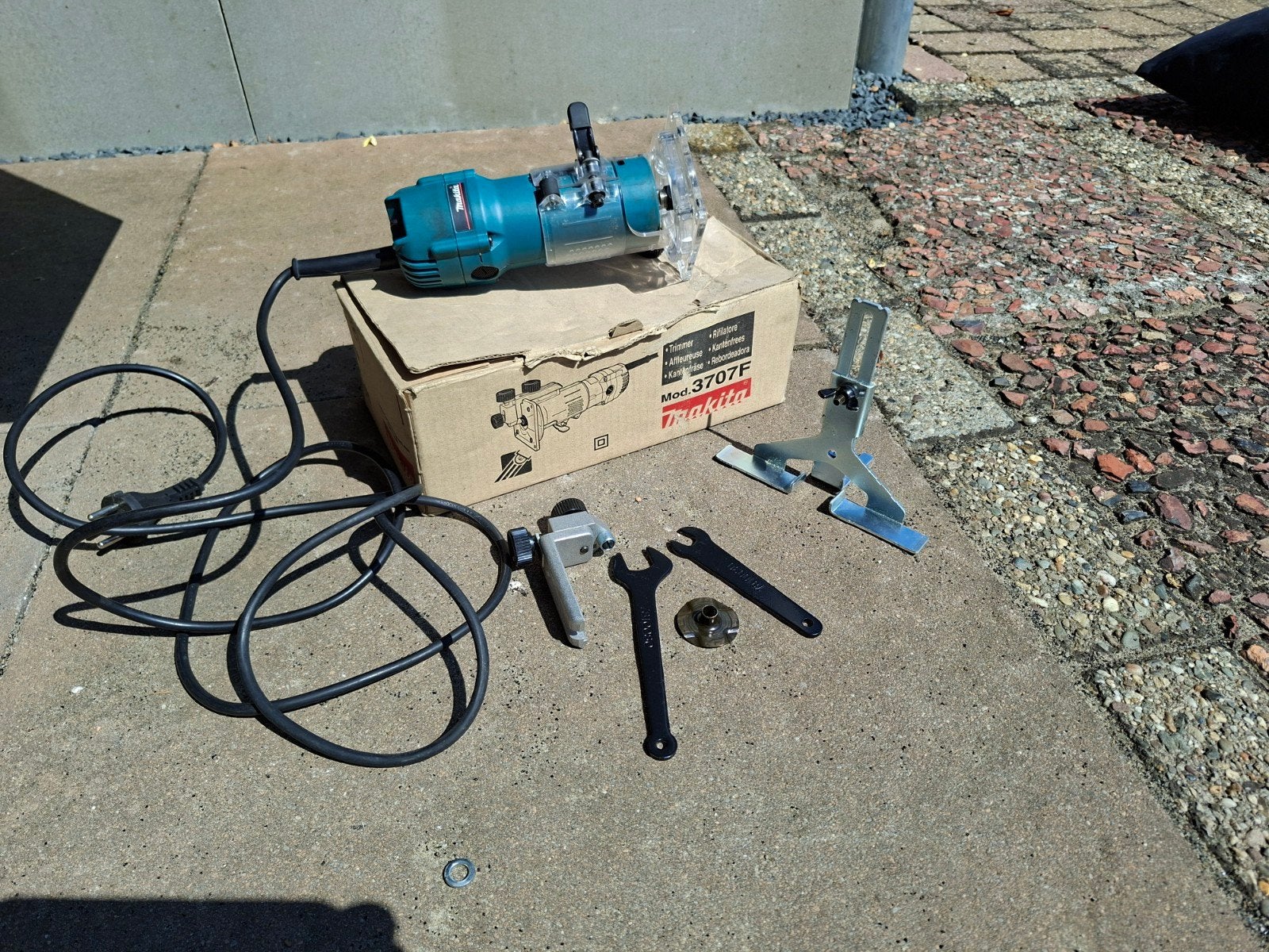 Makita 3707F kantenfrees, 440 Watt
Incl doosje en accessorie, Ophalen of Verzenden, Zo goed als nieuw, Elektrisch, Bovenfrees