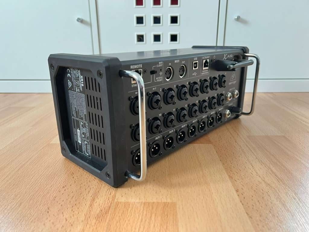 Foto 4 van Behringer X Air XR18 Bag Bundle