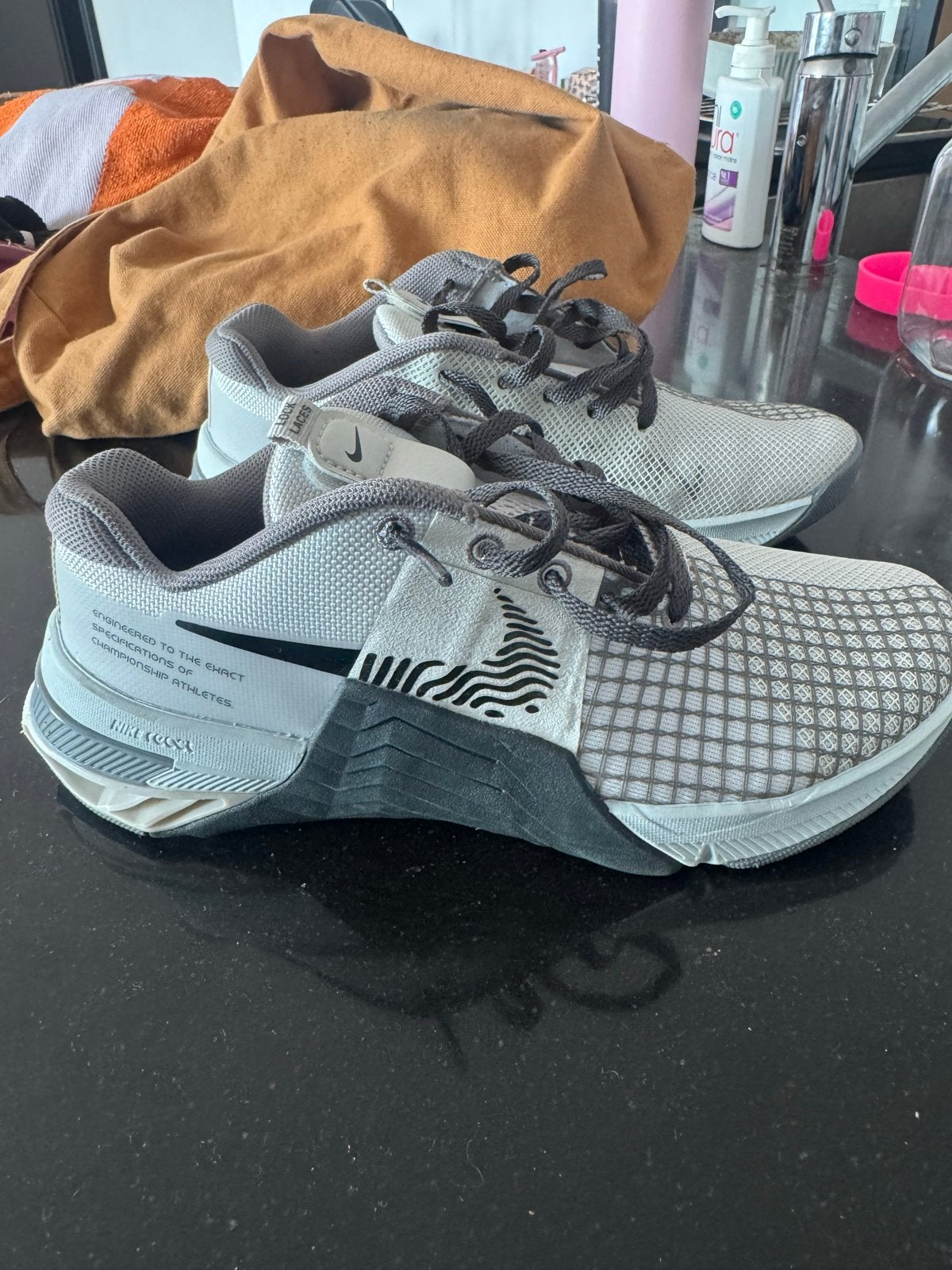 Nike Metcon Sportschoenen - Maat 36.5, Ophalen, Zo goed als nieuw, Grijs, Sportschoenen