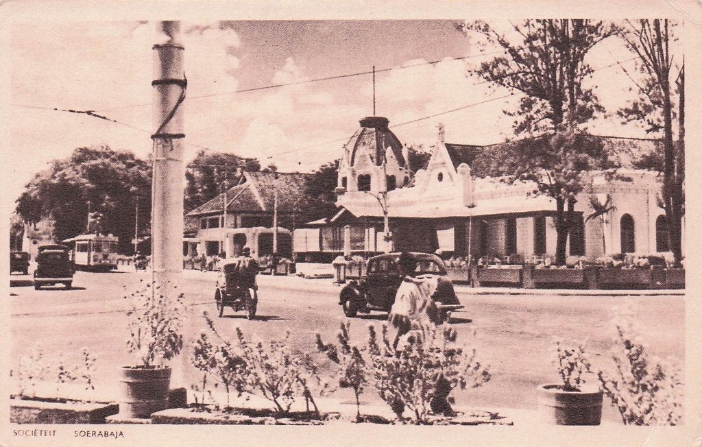 Nederlands Indië Soerabaja - de Sociëteit  met verkeer, Ophalen of Verzenden, 1940 tot 1960, Gelopen, Buiten Europa