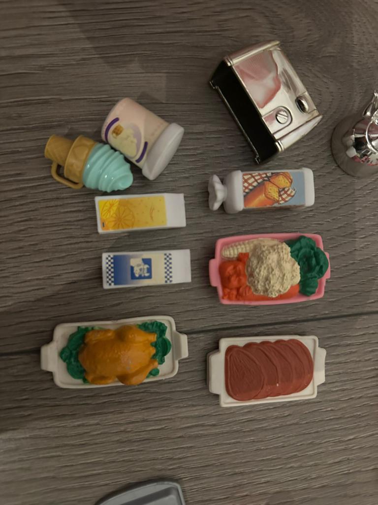 Barbie taart en ander eten, Verzamelen, Poppenhuizen en Toebehoren, Ophalen of Verzenden, Zo goed als nieuw, Poppenhuis