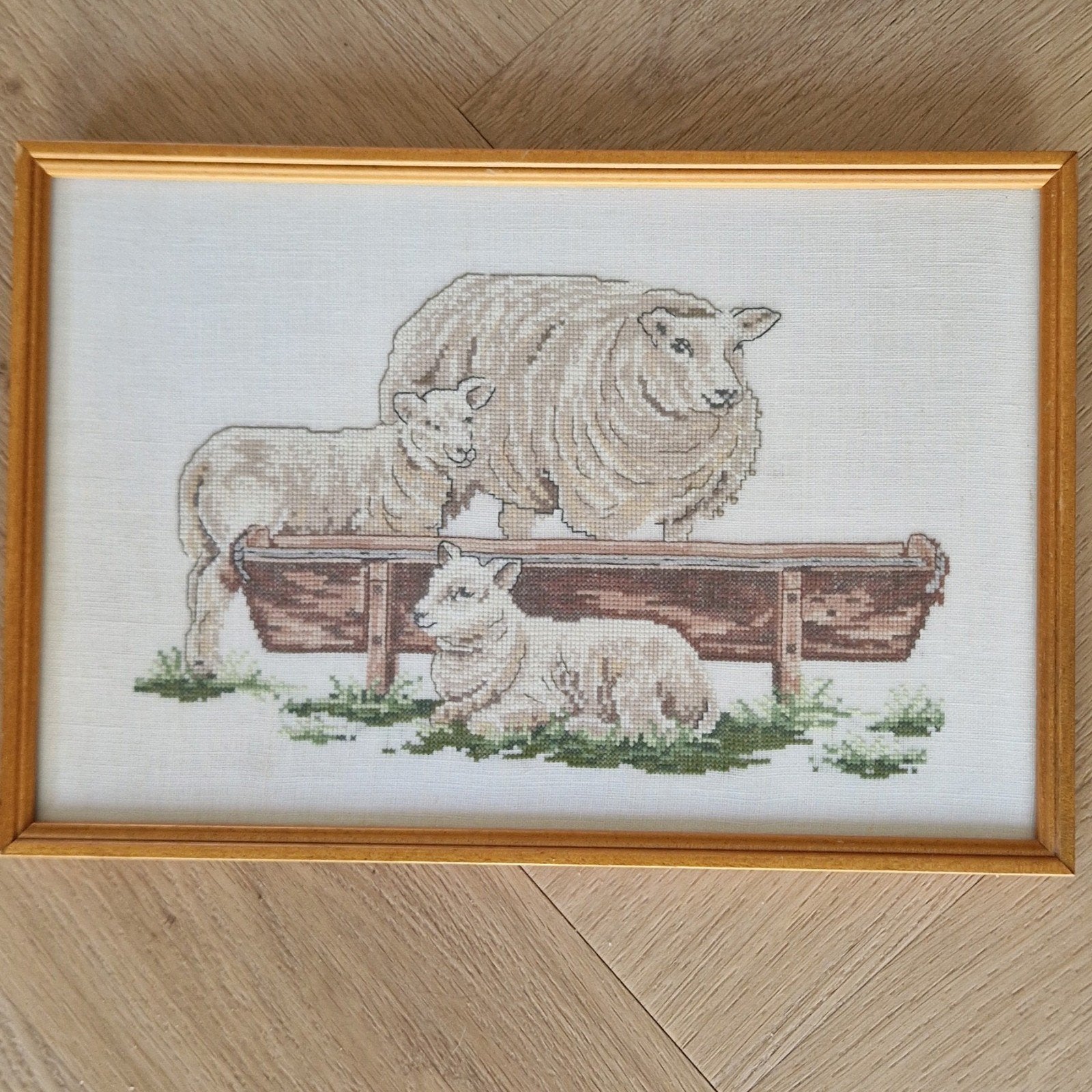 Ingelijst borduurwerk schaap met 2 lammetjes, Beige, Wandhanger, Hout, Zo goed als nieuw