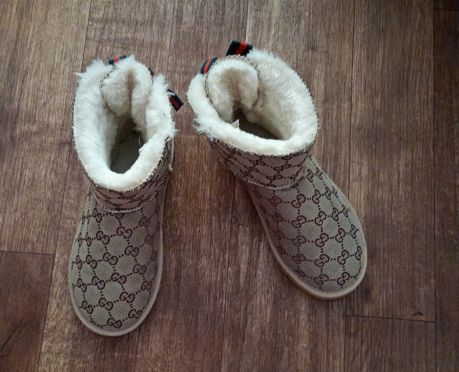 Gucci uggs ,maat 38 ,  1x aangehad, Ophalen of Verzenden, Zo goed als nieuw, Zwart