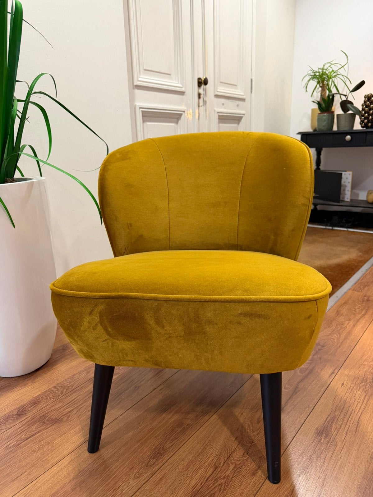 Velvet fauteuil okergeel/mosterdgeel – design – ZGAN, Huis en Inrichting, Fauteuils, Ophalen, 75 tot 100 cm, Zo goed als nieuw