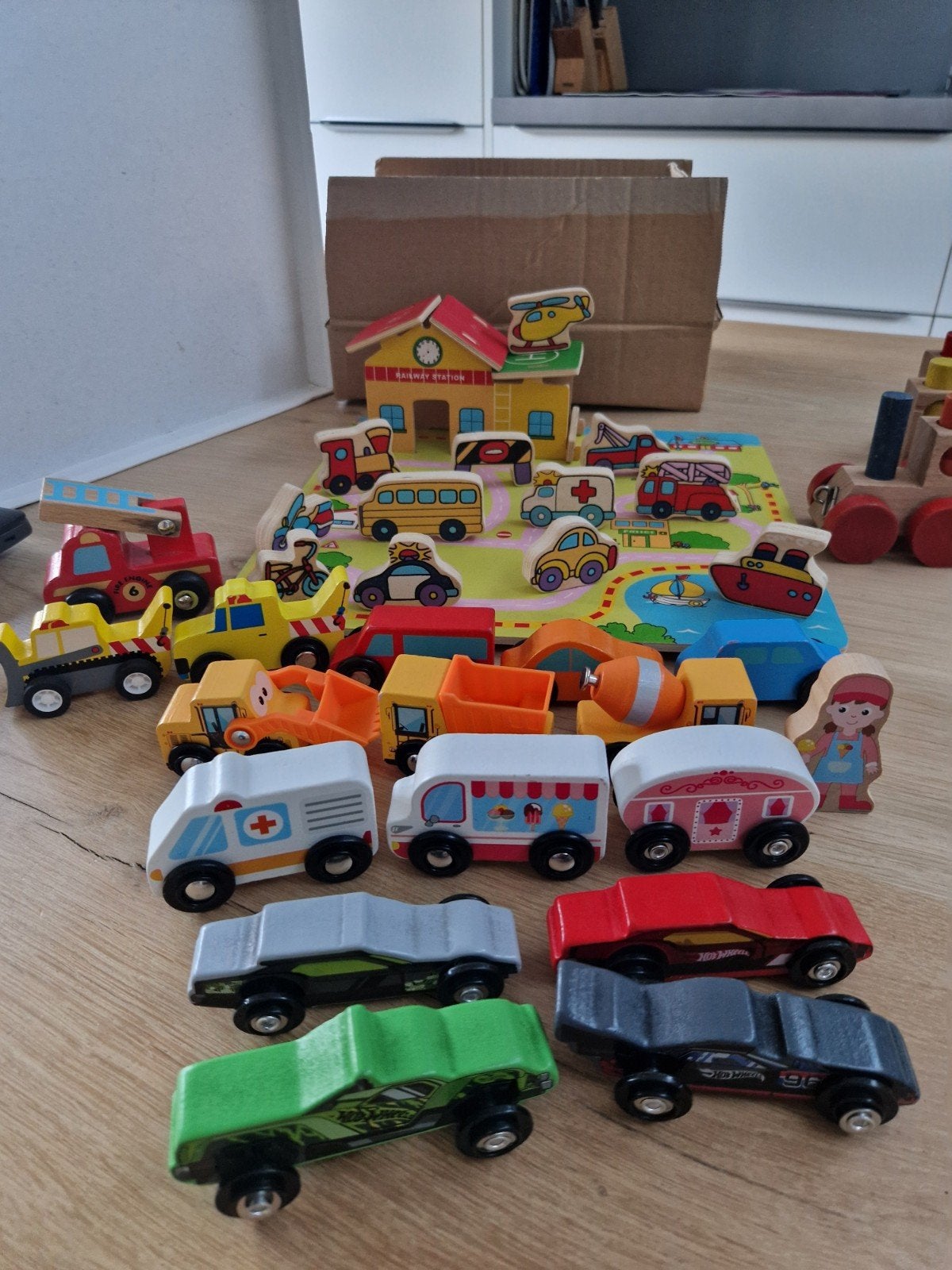Houten speelgoed set: voertuigen, trein t, Kinderen en Baby's, Ophalen of Verzenden, Gebruikt, Duw- of Trekspeelgoed