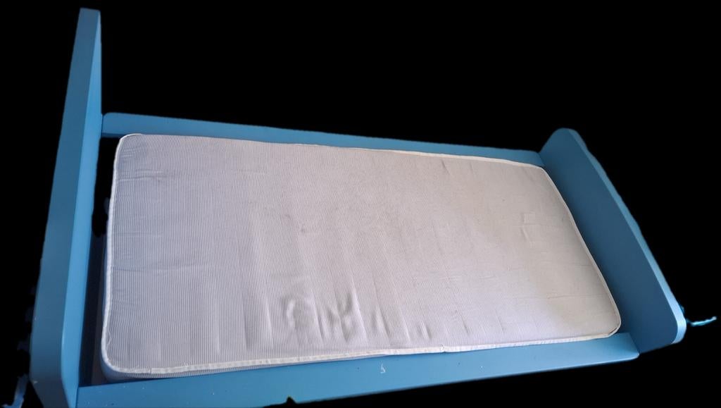 Ikea Mammut peuterbedje blauw met matras, Kinderen en Baby's, Kinderkamer | Bedden, Gebruikt, 70 tot 85 cm, 140 tot 160 cm, Ophalen