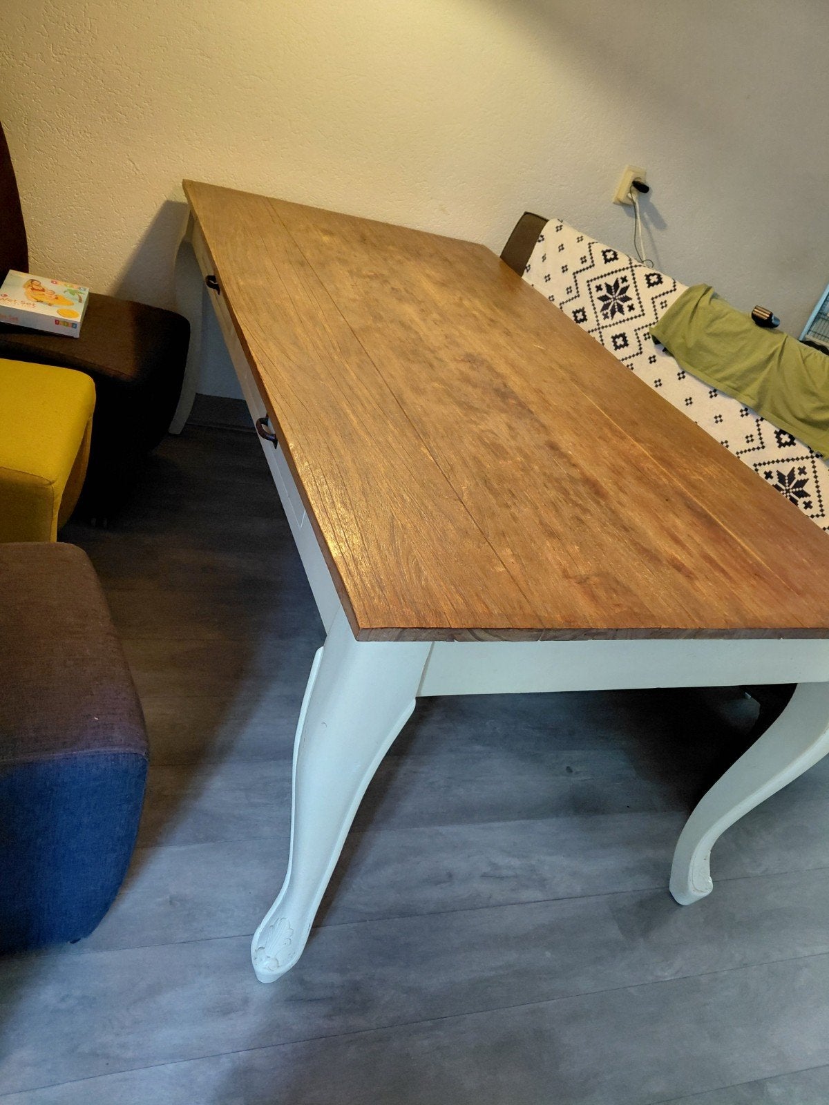 Elegante eettafel met houten blad en sierlijke poten, Ophalen of Verzenden