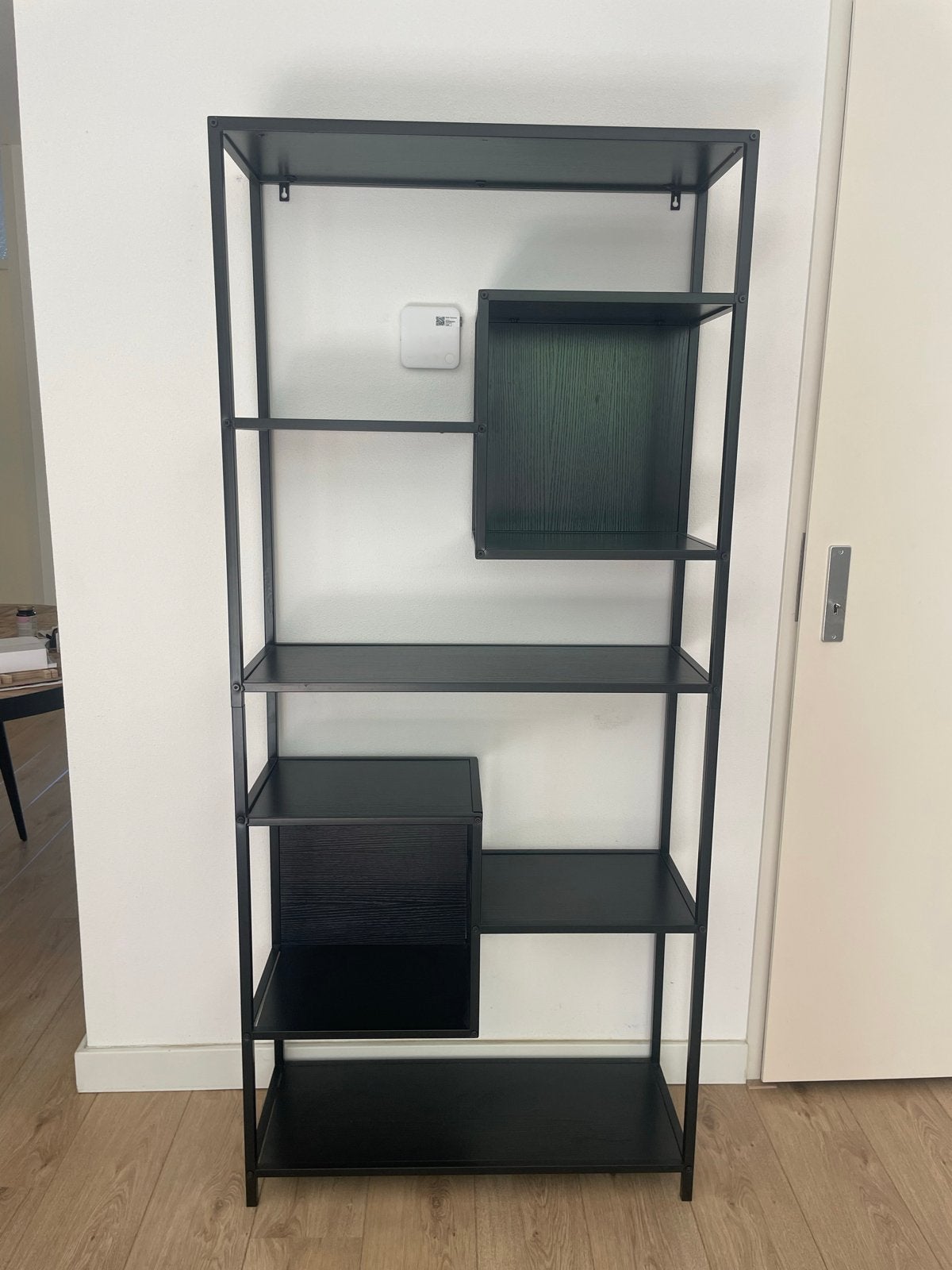 Zwart metalen rek met houten accenten - Modern design, Ophalen, Met plank(en), 50 tot 100 cm, Zo goed als nieuw