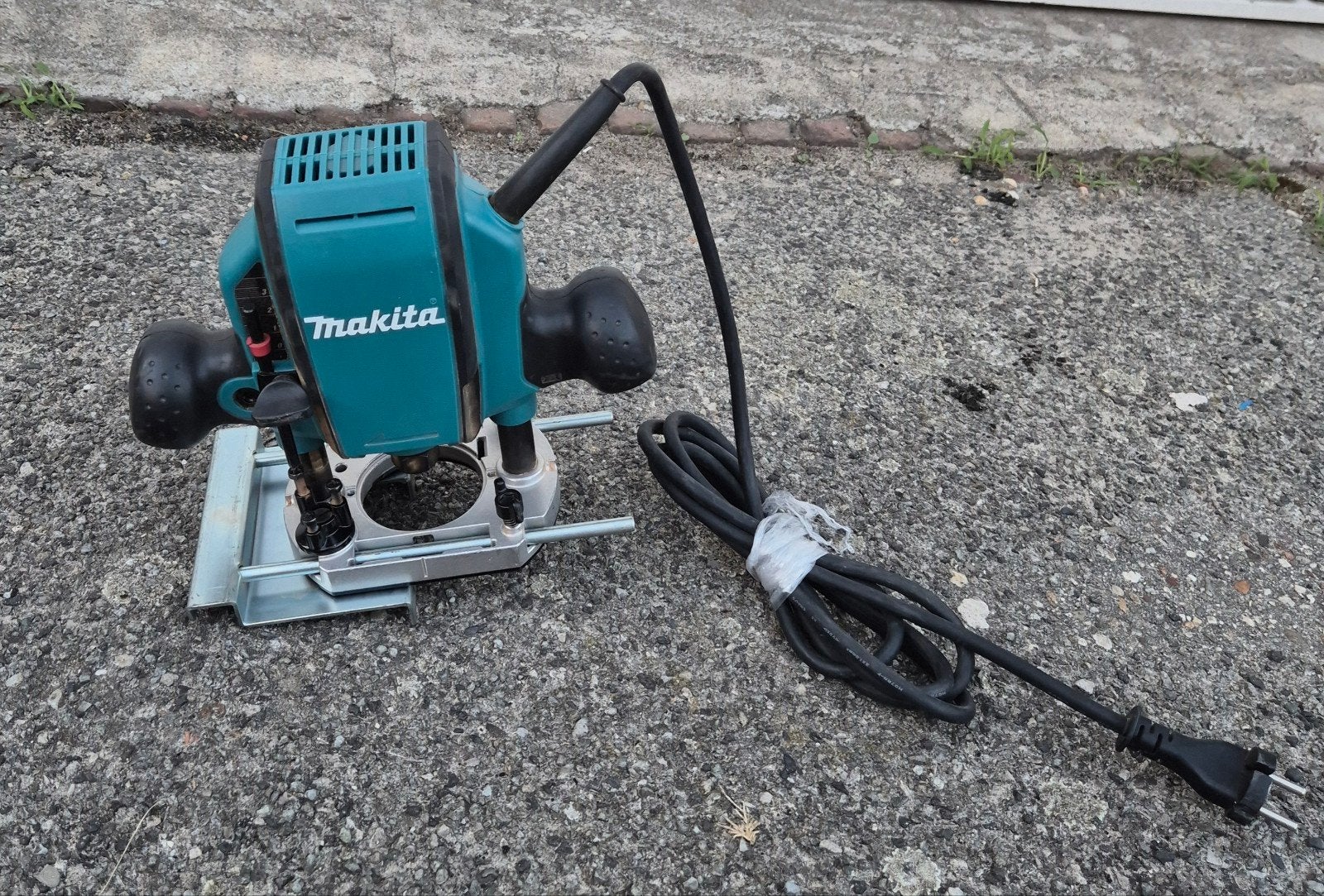 te koop makita bovenfrees in nette staat, Doe-het-zelf en Verbouw, Ophalen, Gebruikt, Elektrisch, Makita