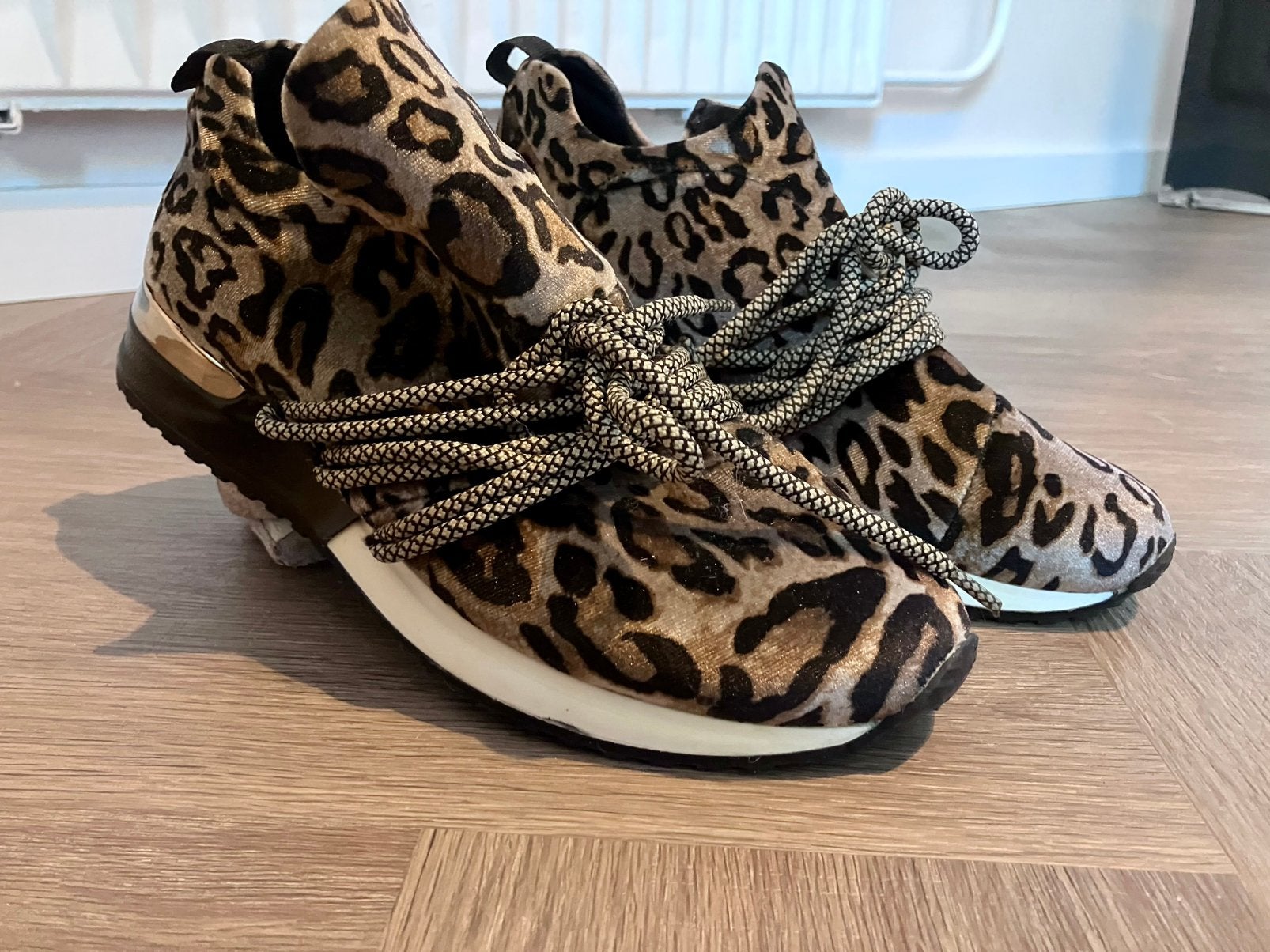 Beestachtig leuke sneaker van La Strada - Leopard Velvet, Kleding | Dames, Ophalen of Verzenden, Zo goed als nieuw, Bruin, Sneakers of Gympen