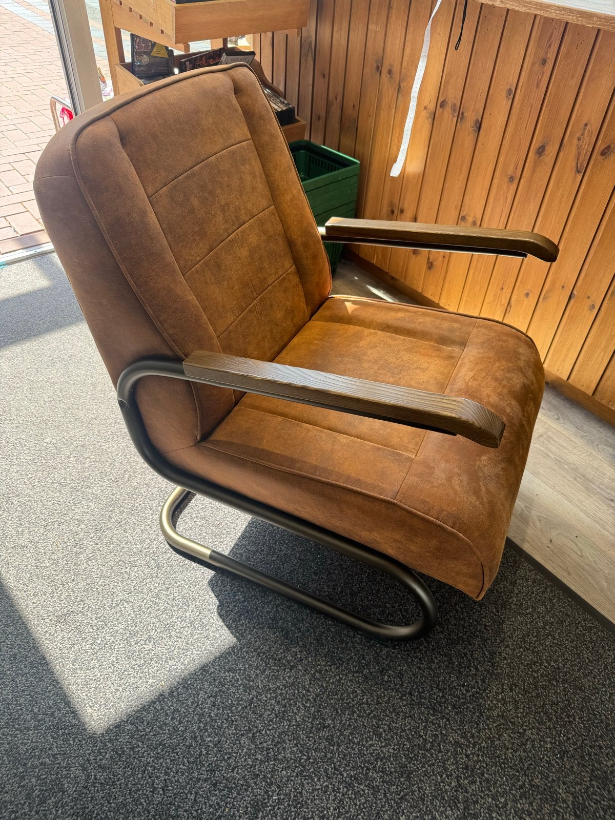 Comfortabele fauteuil in bruin leer met metalen frame, Gebruikt, Bruin, Leer, Ophalen of Verzenden