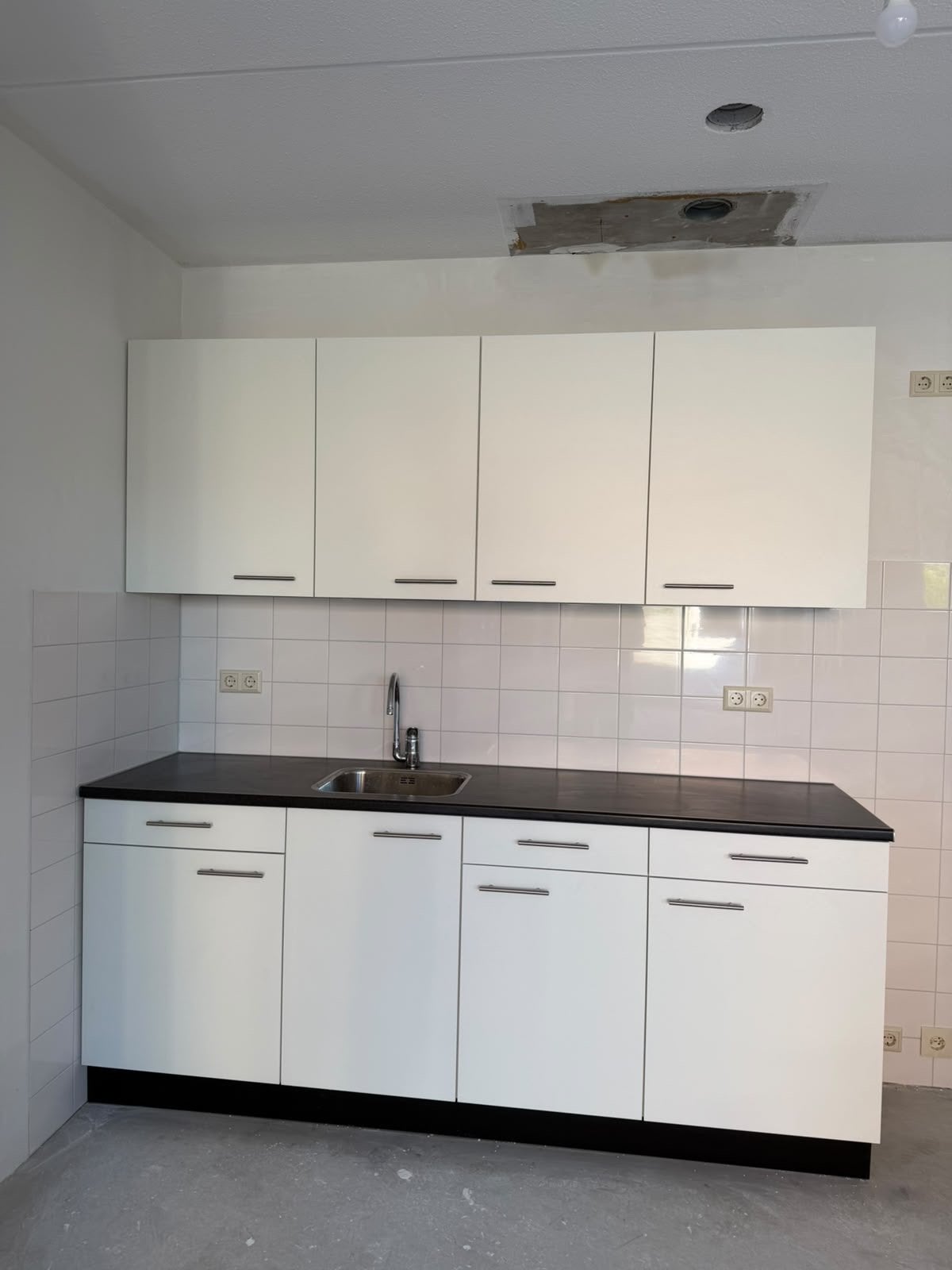 Nieuwe witte keuken van Keller met donker aanrechtblad, Ophalen, Wit, Nieuw, Enkelwandige keuken
