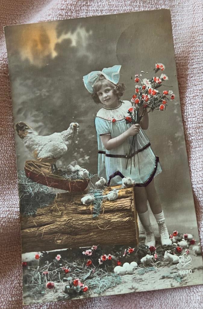 Antieke ansichtkaart meisje met bloemen bij kip, Verzenden, 1940 tot 1960, Ongelopen, Kinderen