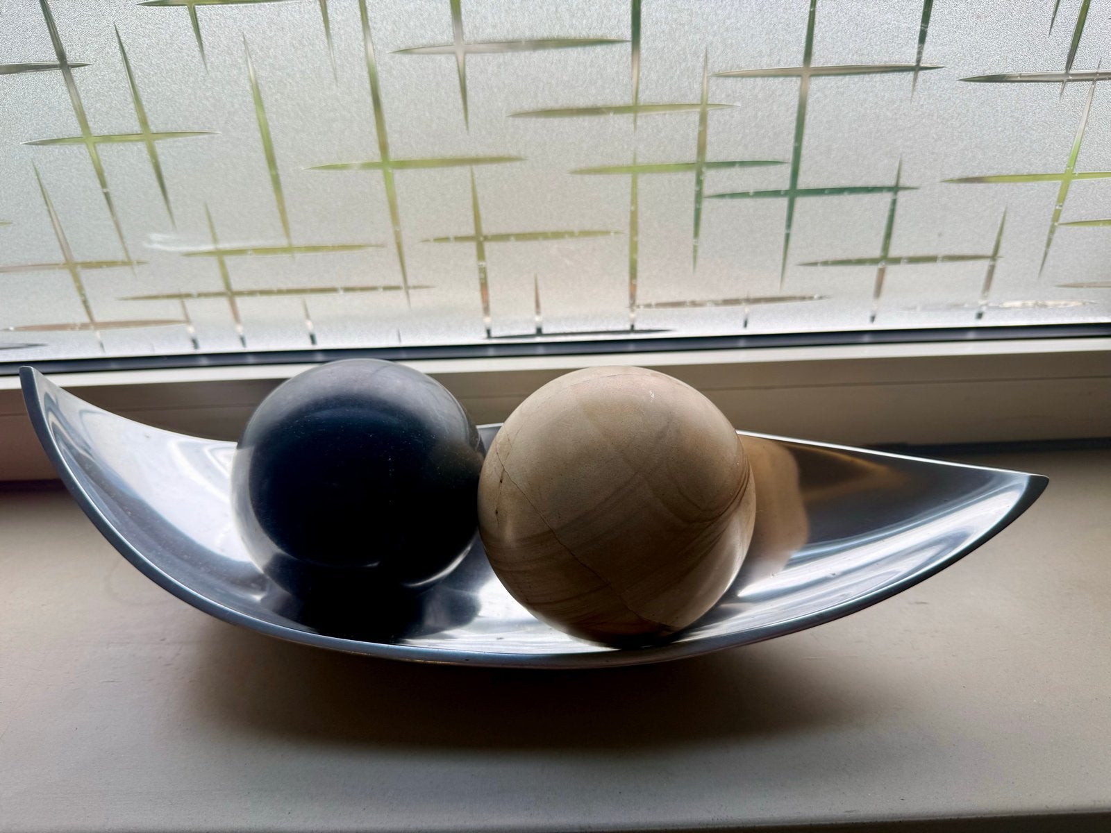 Decoratieve schaal met marmerbollen - Modern design, Ophalen of Verzenden, Zo goed als nieuw, Zilver, Metaal