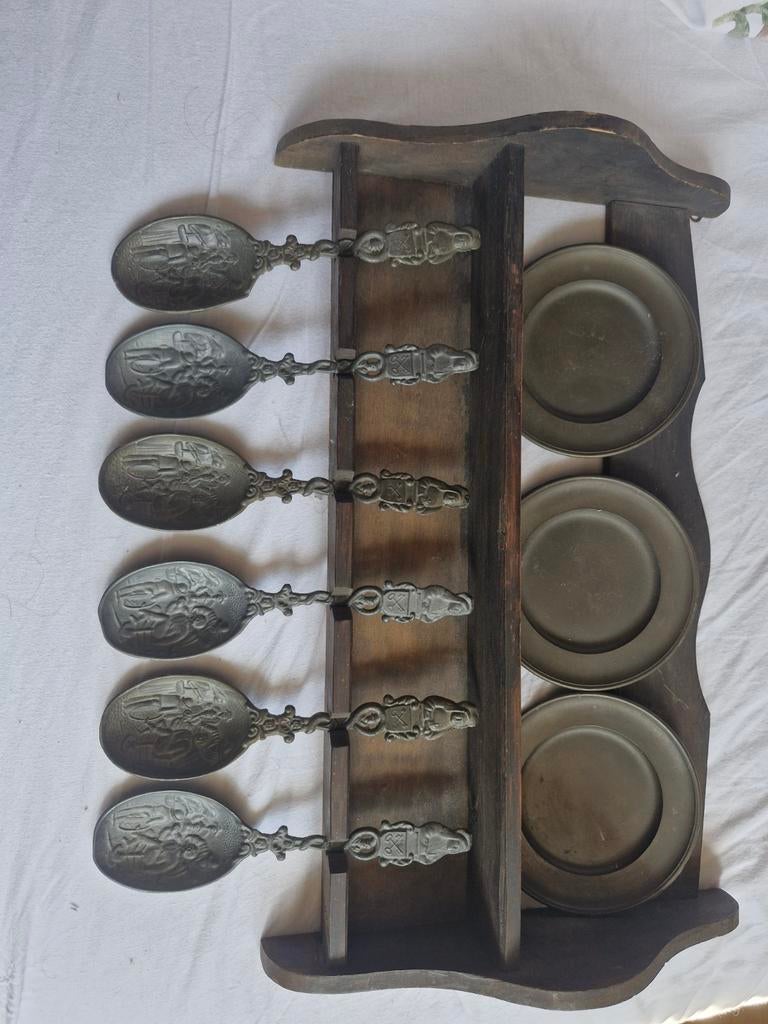 Vintage tinnen lepelrek met 3 bordjes en lepels van J steen., Ophalen of Verzenden
